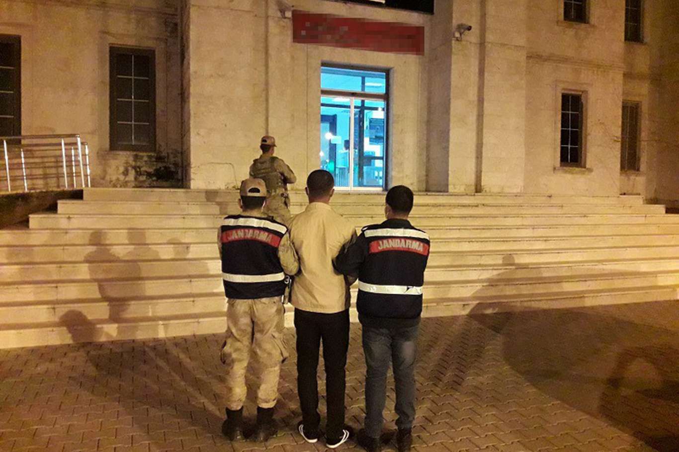 16 yıldır aranan katil zanlısı gizlendiği bölmede yakalandı